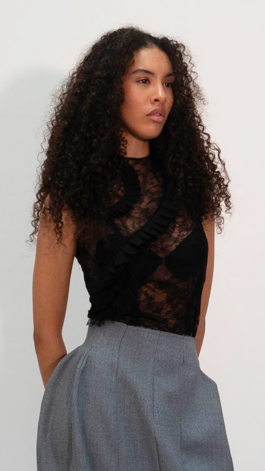 débardeur en dentelle de Calais noire et à volants structurés